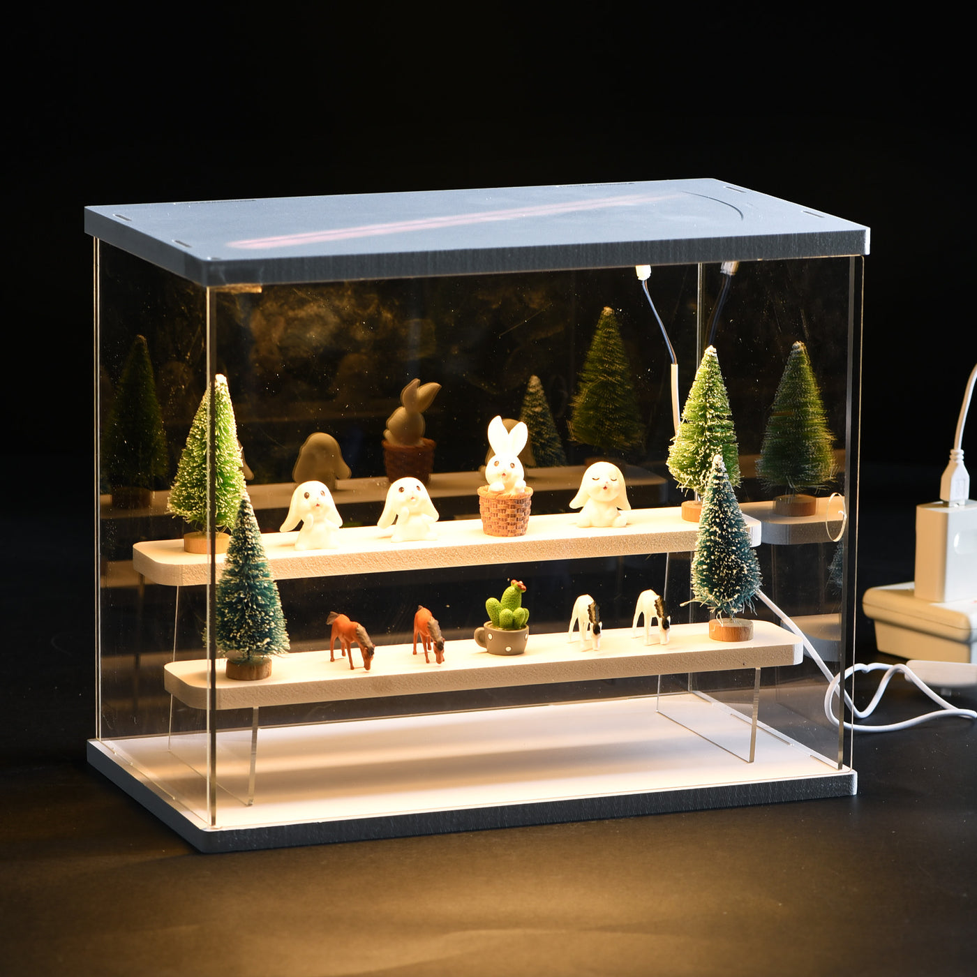 Harfington Klar Acryl Display Etui mit LED Licht 2 Tier Staubdichte Vitrine Montagewürfel Lagerboxen Stand für Sammlerstücke Aktion Figuren (12.6x7.09x10.43)Weiß